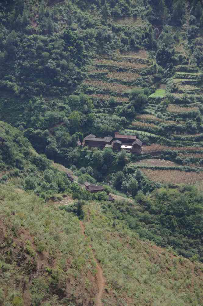 Descente vers le hameau de Pakiaho (巴家河 Bajiahe), le 14 octobre 2010