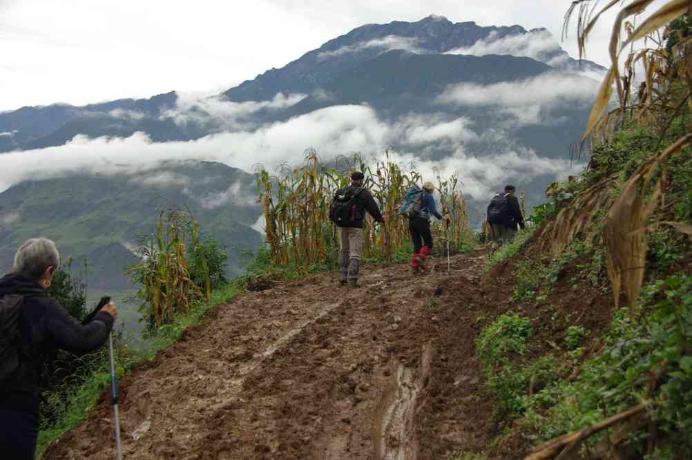 Sentier boueux au-dessus de la vallée du Yangtsé (扬子江), le 16 octobre 2010