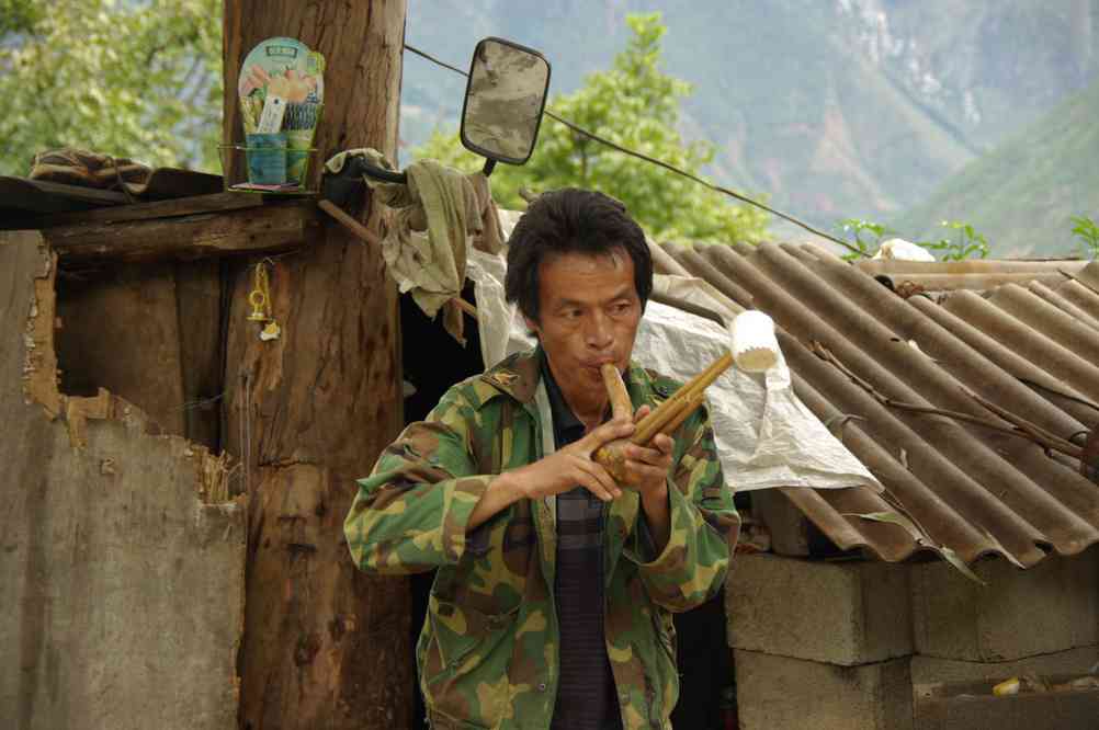 Notre accompagnateur joue de la « polyflûte » pendant la halte pique-nique à Lieou-ts'ing-ts'ouen (柳青村 Liuqingcun), le 16 octobre 2010