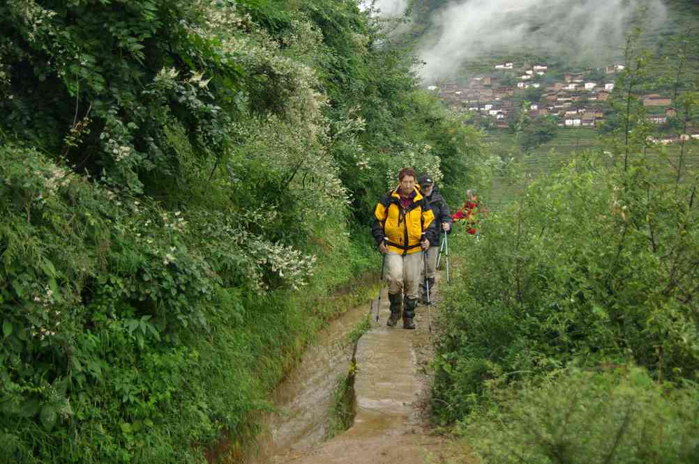 Marche le long d'un canal d'irrigation, entre Ma-kou-wa (马古瓦 Maguwa) et Pao-chan (宝山 Baoshan), le 17 octobre 2010