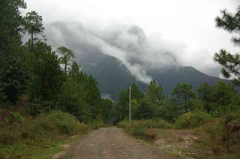 Descente le long de la route pavée en direction de Pao-chan-siang (宝山乡 Baoshanxiang), le 18 octobre 2010