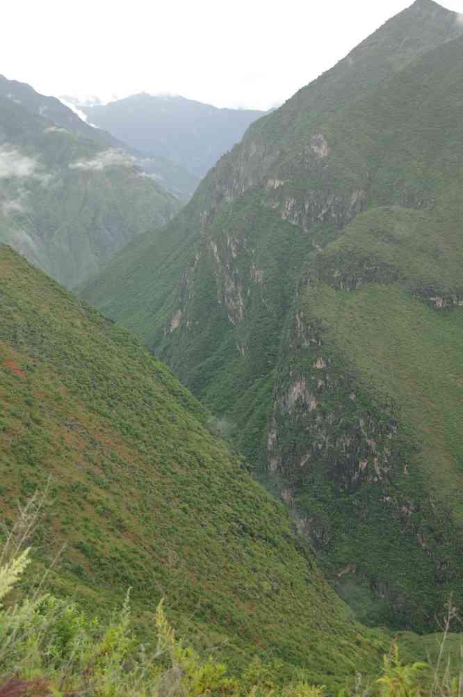 Descente le long de la route pavée en direction de Pao-chan-siang (宝山乡 Baoshanxiang), le 18 octobre 2010