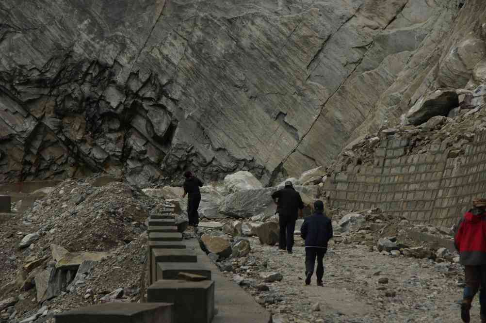 Éboulement obstruant la route après Pensi (本习 Benxi), à l'entrée des gorges du Saut du Tigre (虎跳峡), le 19 octobre 2010