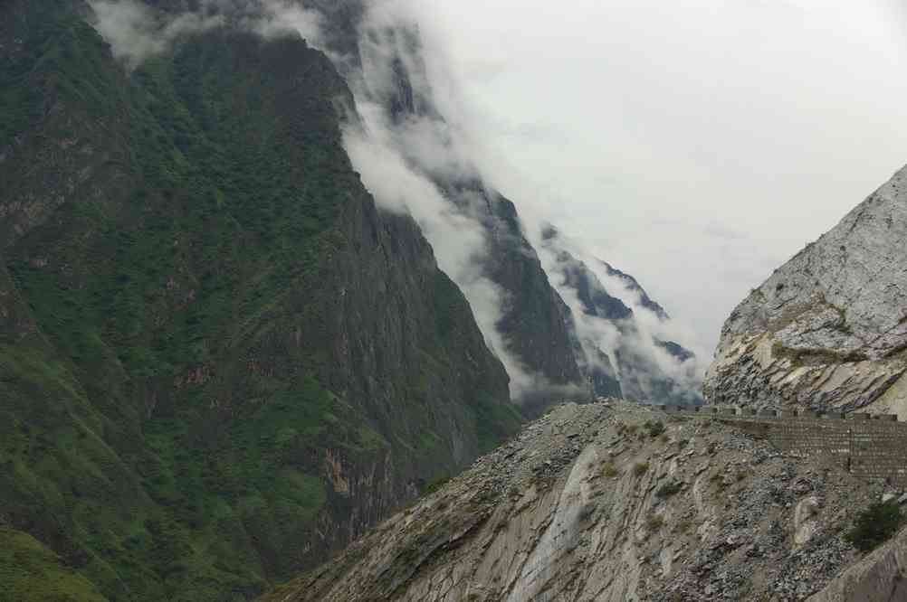 Après Pensi (本习 Benxi), à l'entrée des gorges du Saut du Tigre (虎跳峡), le 19 octobre 2010