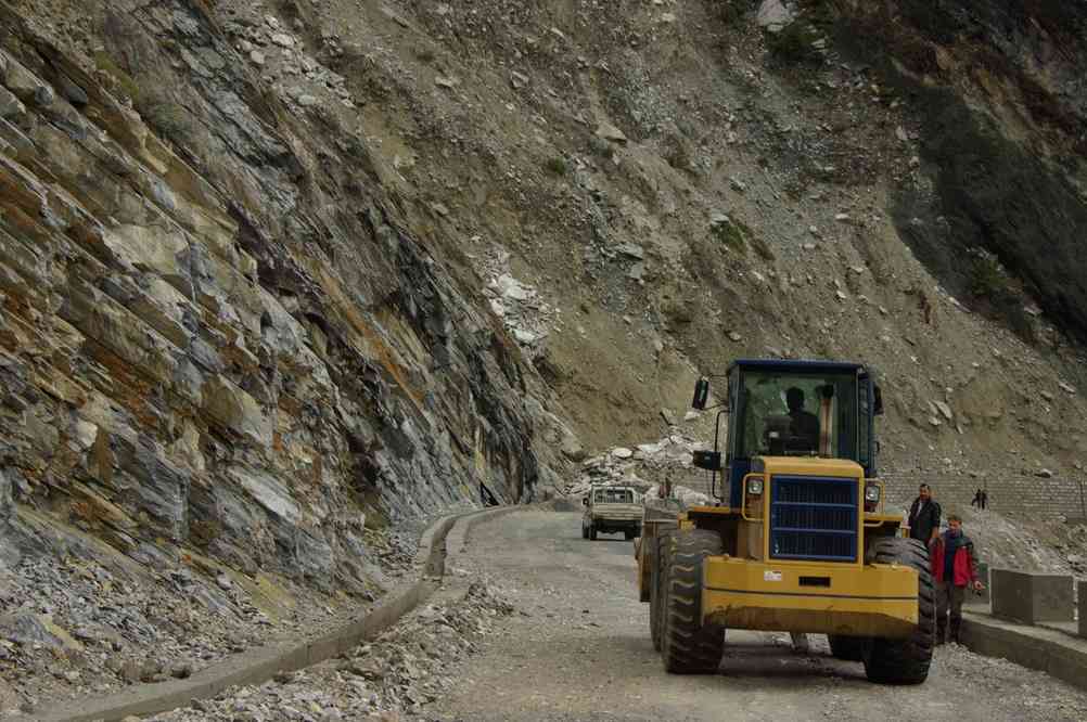 Éboulement obstruant la 
route après Pensi (本习 Benxi), à l'entrée des gorges du Saut du Tigre 
(虎跳峡), le 19 octobre 2010