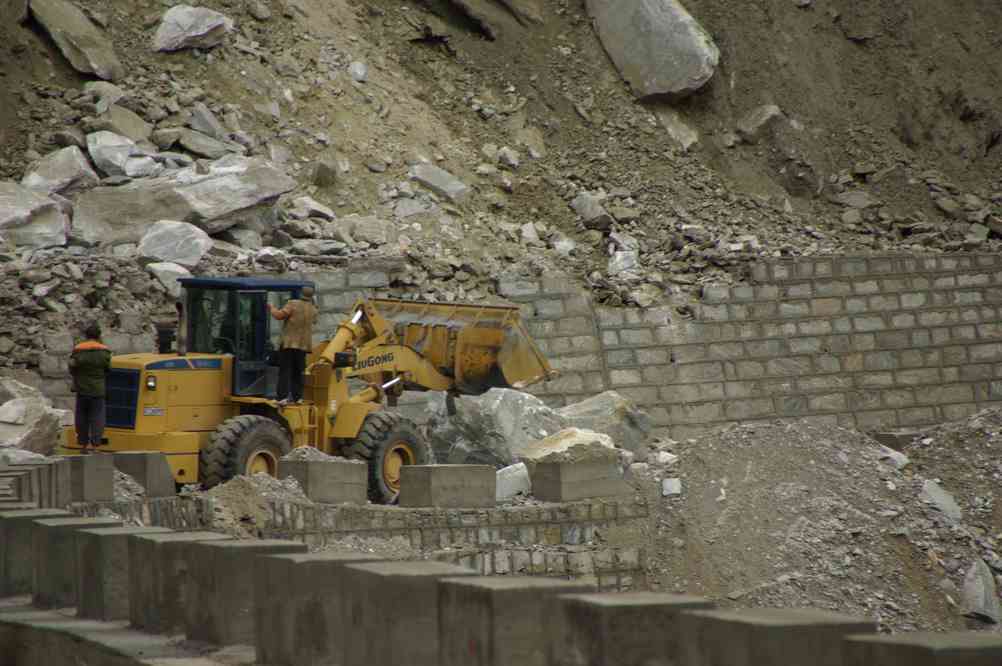 Éboulement obstruant la route après Pensi (本习 Benxi), à l'entrée 
des gorges du Saut du Tigre (虎跳峡), le 19 octobre 2010