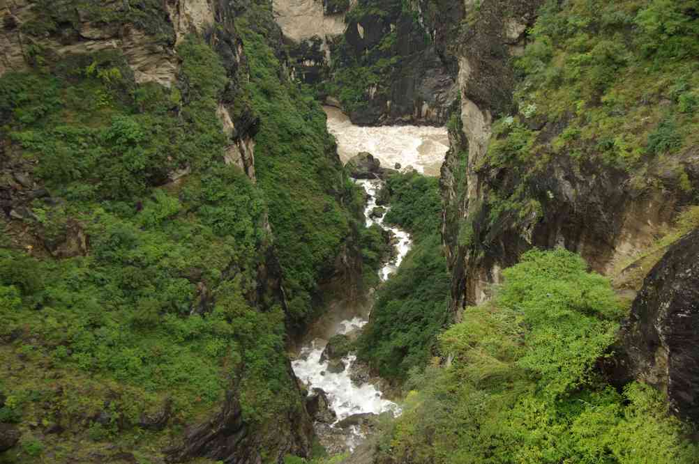 Les gorges du Saut du Tigre (虎跳峡), vues d'un pont à Wan-teng Kouo (塆登郭 Wandeng Guo) (ou Tina), le 19 octobre 2010