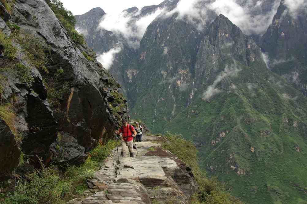 Sentier en balcon au-dessus des gorges du Saut du Tigre (虎跳峡), le 19 octobre 2010