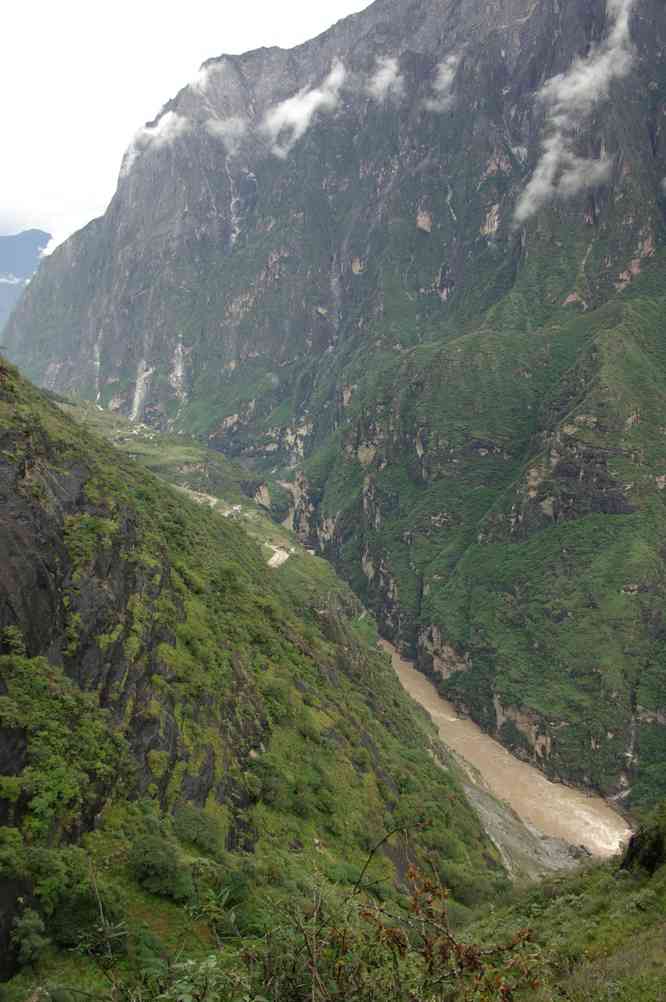 Sentier en balcon au-dessus des gorges du Saut du Tigre (虎跳峡), le 19 octobre 2010