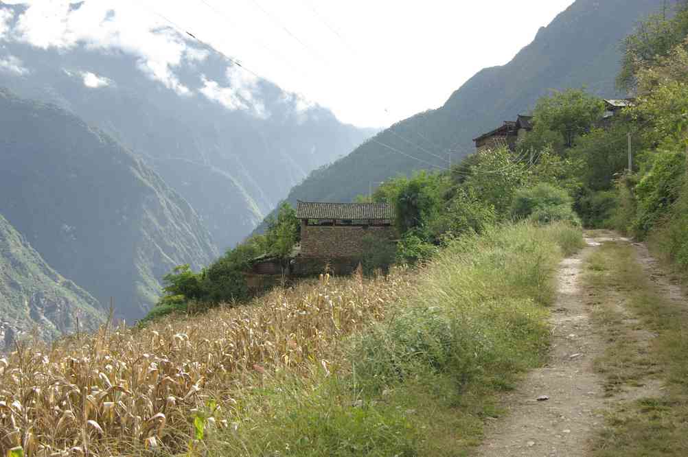 Arrivée à Chouei-tchao-pa (水沼巴 Shuizhaoba) (gorges du Saut du Tigre (虎跳峡)), le 19 octobre 2010