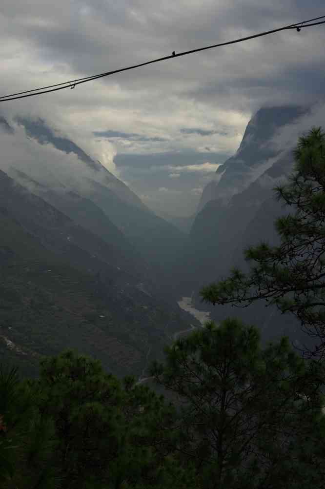 Progression au-dessus des gorges du Saut du Tigre (虎跳峡), le 20 octobre 2010