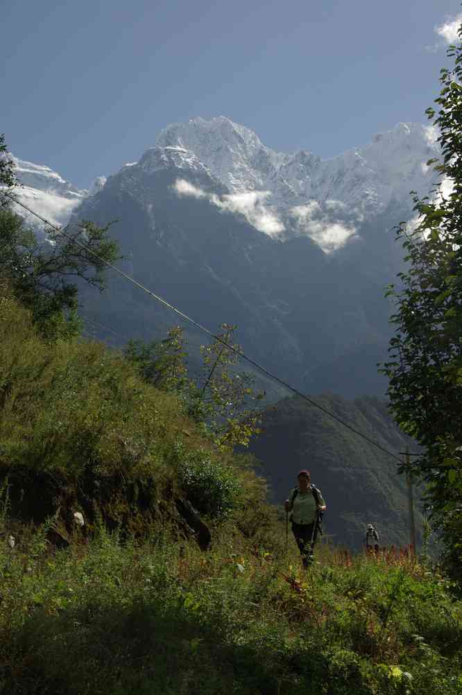 Descente dans la vallée du Yangtsé (扬子江) par le sentier aux « 28 virages », le 20 octobre 2010