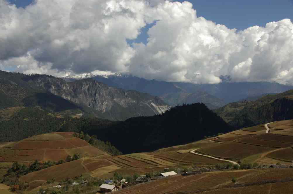 Halte au bord de la route, entre Hou-t'iao-hia (虎跳峡 Hutiaoxia) et Tchong-tien (中甸县 Zhongdian), le 20 octobre 2010