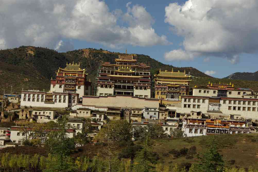 Le colossal monastère de Song-tsan-lin (Ganden Sumtseling, 松赞林寺, Songzanlin, དགའ་ལྡན་སུམ་རྩེན་གླིང་) à Tchong-Tien  (中甸县, Zhongdian, སེམས་ཀྱི་ཉི་ཟླ།), le 20 octobre 2010