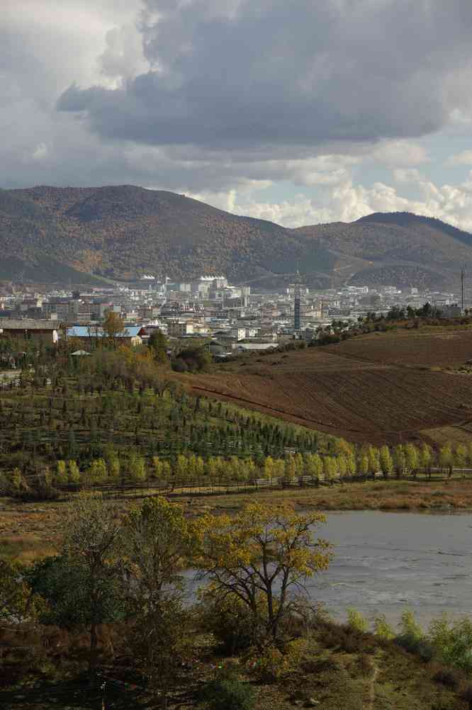 Le monastère de Song-tsan-lin (Ganden Sumtseling, 松赞林寺, Songzanlin, དགའ་ལྡན་སུམ་རྩེན་གླིང་) à Tchong-tien (中甸县 Zhongdian, སེམས་ཀྱི་ཉི་ཟླ།), le 20 octobre 2010