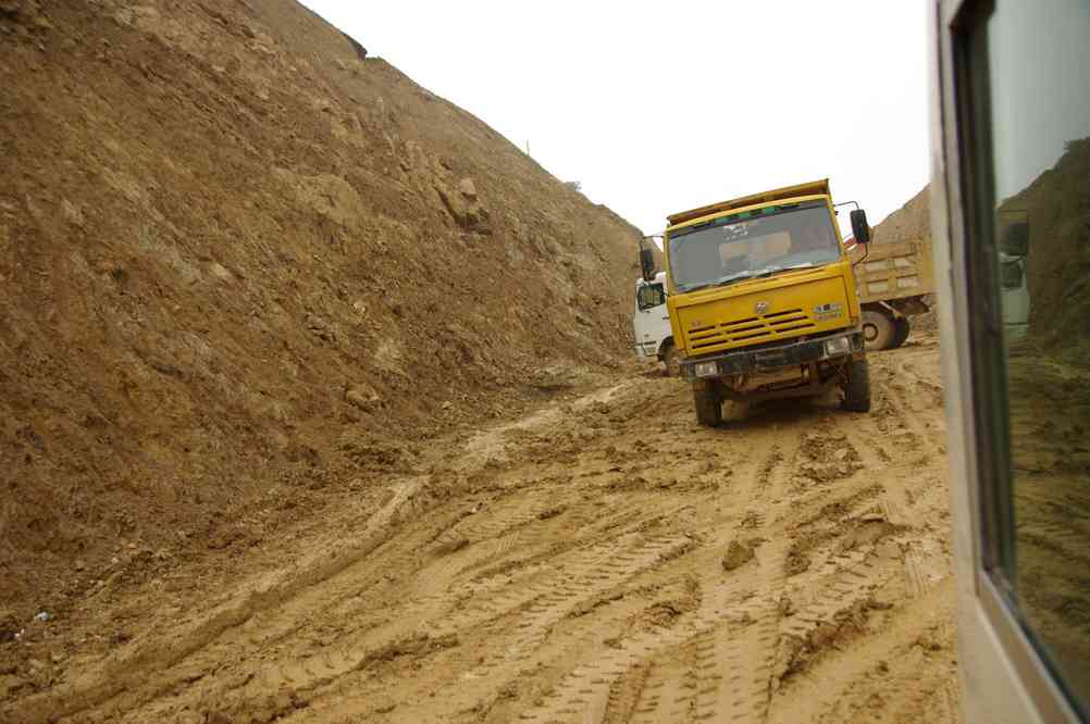 Bloqués dans le chantier
 de la route, à la sortie de Tchong-tien (中甸县 Zhongdian), le 21 octobre 
2010