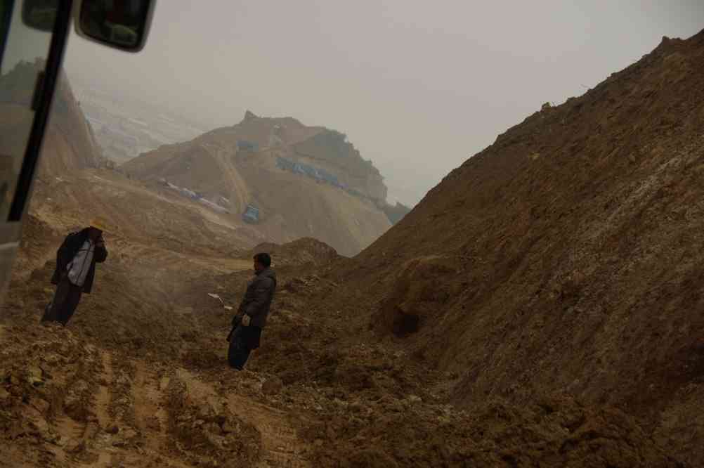 Bloqués dans le 
chantier de la route, à la sortie de Tchong-tien (中甸县 Zhongdian), le 21 
octobre 2010