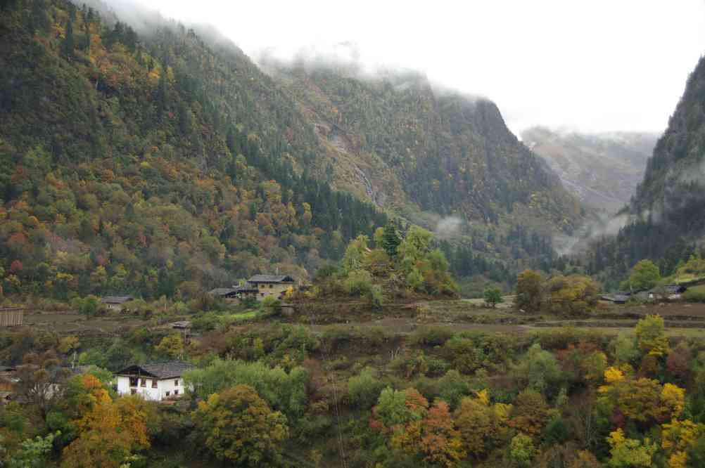 Descente en direction de la rivière de Yu-peng (雨崩村 Yubeng), le 24 octobre 2010