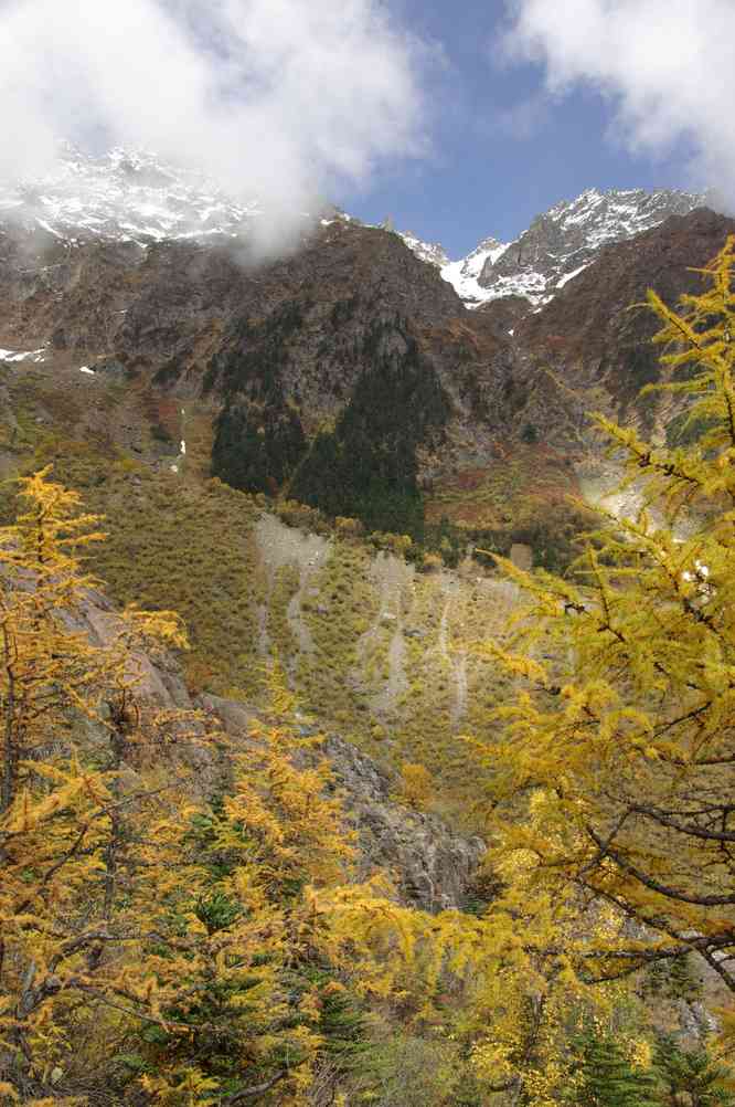 Montée en direction d’un lac glaciaire au pied du massif du Khawa Karpo (卡瓦格博), le 25 octobre 2010