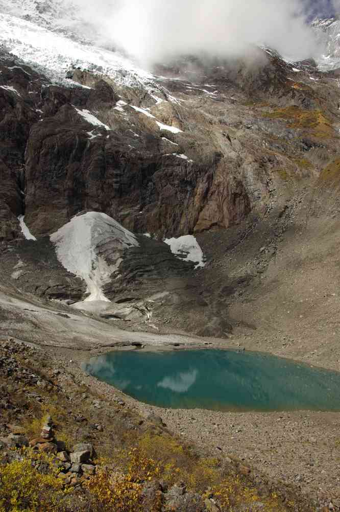 Lac glaciaire au pied du massif du Khawa Karpo (卡瓦格博), le 25 octobre 2010