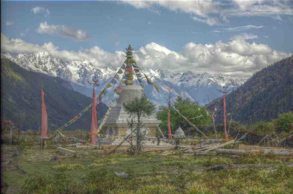 Stupa à l’entrée du 
village de Yu-peng (雨崩村 Yubeng). Vue vers le mont Paimang (白芒雪山 Baimang),
 le 25 octobre 2010