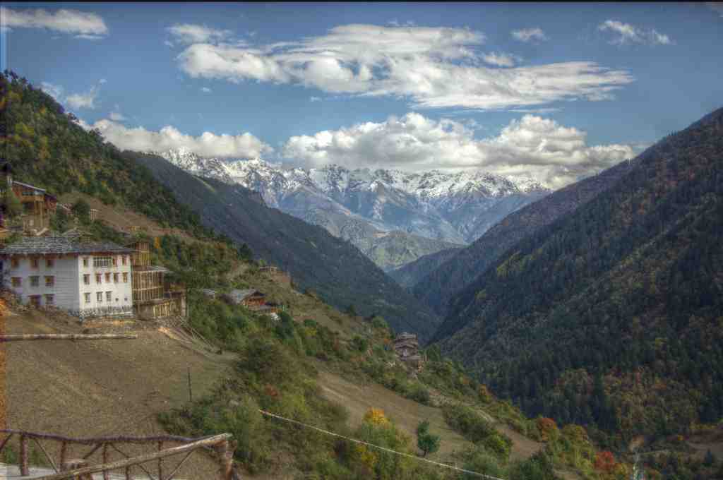 Le village de Yu-peng (雨崩村 Yubeng), le mont Paimang (白芒雪山 Baimang)
 au fond, le 25 octobre 2010