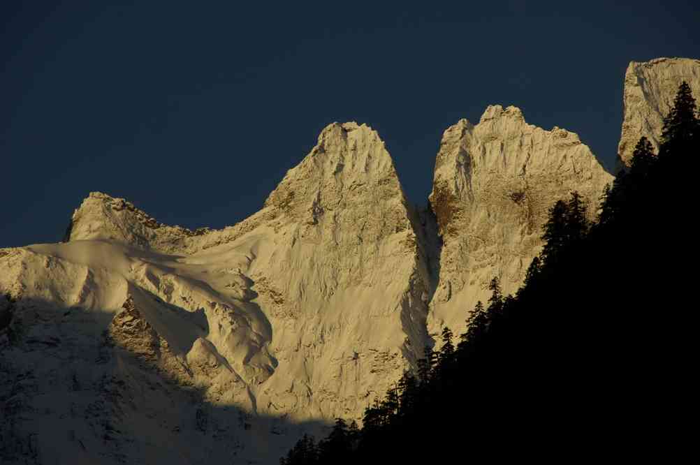 Au matin depuis notre chambre d'hôtes de Yu-peng (雨崩村 Yubeng), le 26 octobre 2010. Les « doigts » de la « main de Bouddha »