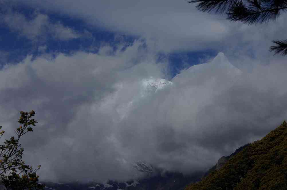 La seule et unique fois où j’ai pu entrevoir le Khawa Karpo ( ཁ་བ་དཀར་པོ། , 卡瓦格博), le 26 octobre 2010