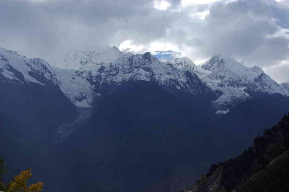 Route au-dessus de la 
vallée du Mékong (澜沧江 瀾滄江). Vue sur les glaciers du Khawa Karpo (卡瓦格博), 
le 26 octobre 2010