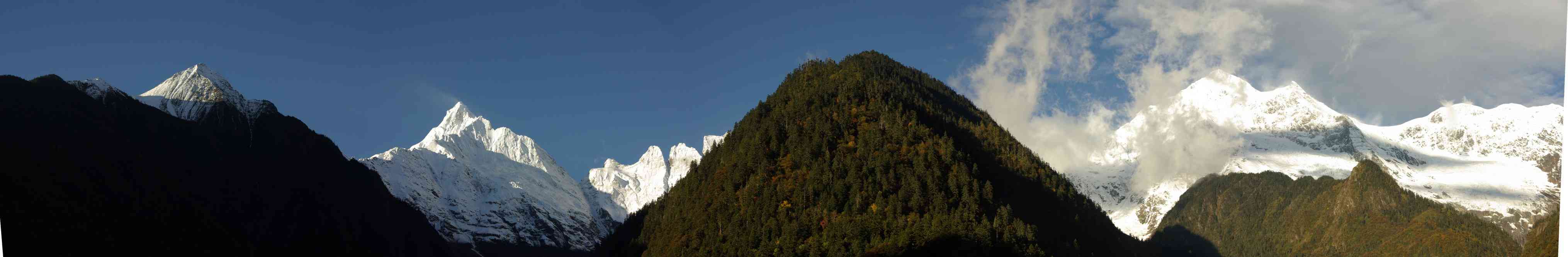 Panoramique pris au matin depuis notre chambre d'hôtes de Yu-peng (雨崩村 Yubeng), le 26 octobre 2010